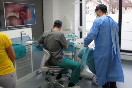 Uspešno izvedeno izobraževanje za zobozdravnike in kirurge z operacijo "v živo"